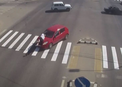 В центре Волгограда водитель «прокатила» на капоте 72-летнюю пенсионерку: видео ДТП