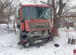 Под Волгоградом грузовик вылетал с трассы на детскую площадку 