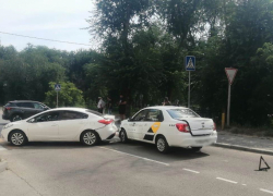 В тройном ДТП с такси пострадала полуторагодовалая волгоградка