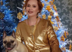 Сразу две елки по-миллиардерски при полном параде показала королева волгоградских ресторанов