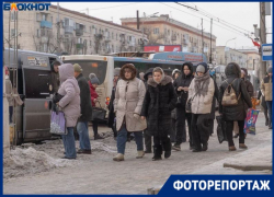 В коньках, носках на сапоги и пачкой соли: как Волгоград скользит по экстремальному гололеду