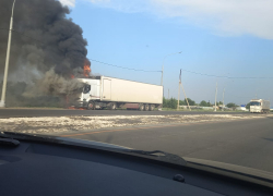 Охваченная огнем фура на подъезде в Волгоград попала на видео