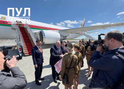 Александр Лукашенко оценил каравай от красавиц-регулировщиц в Волгограде