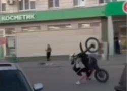 Юный байкер переехал приятеля-трюкача в Михайловке
