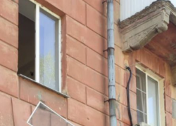 В Волгограде спасают 2-летнего малыша после падения из окна 