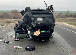 Водитель выжил в жутком под Волгоградом: Toyota размотало на трассе