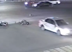 Мотоциклист приземлился на голову после «налета» на иномарку: шок-видео из центра Волгограда