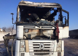 Грузовой автомобиль загорелся на улице в Красноармейском районе Волгограда