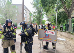 Площадь горения достигла 200 кв метров в многоэтажке под Волгоградом: видео