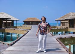 «Шпарит кондиционер, есть топчан»: Прохор Шаляпин провел экскурсию по вип-домику у воды