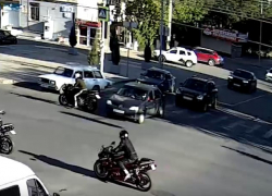 Колонна байкеров перекрыла выезд автомобилям в Волгограде — видео 