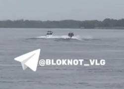 Эффектная погоня на катамаране попала на видео в Волгограде