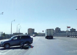 Лихач на Chery Tiggo сбил байкера на "танцующем мосту" в центре Волгограда 