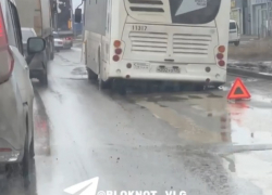 В яму на дороге провалился автобус в Волгограде — видео