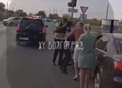 Устроили драку и валяли по земле: напавшие на волгоградских полицейских дебоширы получили по 6 суток ареста 