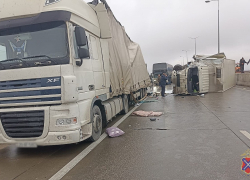 Перевернувшийся фургон перекрыл трассу "Каспий" под Волгоградом