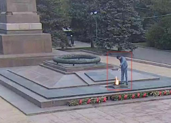 В Волгограде пьяный мужчина залил водку в Вечный огонь: видео с места