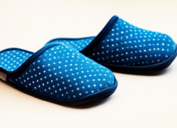 В Волгограде астраханца арестовали за бутылку водки и тапочки 