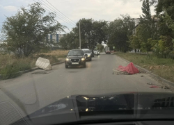 Прикрытые пластиком дыры на суженной дороге взбесили волгоградку