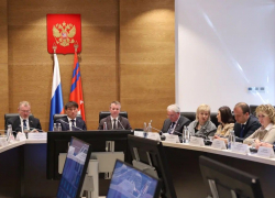 Экс-КВНщик и депутаты Госдумы собрались за круглым столом в Волгограде