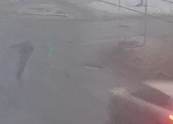 Сделал сальто в воздухе: шок-ДТП с пешеходом попало на видео в Волгограде 