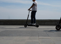 Три человека попали в больницу после ДТП с самокатами в центре Волгограда