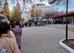 Волгоградцы устроили гигантскую очередь в Саратове за билетами в театр