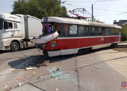 Фура протаранила трамвай с пассажирами в Волгограде 