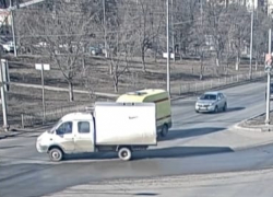 В Волгограде реанимобиль с пациентом внутри протаранил грузовик: видео