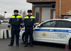 Малыша укутали в два одеяла: замерзающую на трассе семью спасли волгоградские полицейские 