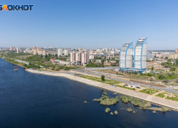 Найденный на набережной волгоградец умер в скорой