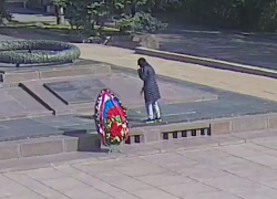 Туристка осквернила Вечный огонь в Волгограде и побежала от полиции: видео