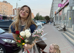 Это народная любовь: тиктокершу Аню Покров задарили цветами в родном Волгограде