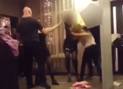 Драку мамы и дочери с крепкими охранниками в Волжском сняли на видео туристы из Италии 