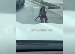 В Дагестане из машины с волгоградскими номерами на дорогу выпала жгучая брюнетка