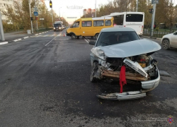 «Десятка» протаранила маршрутку в Волжском: двое пострадали