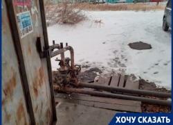Волгоградцам приходится чинить аварийный трубопровод полиэтиленовыми пакетами