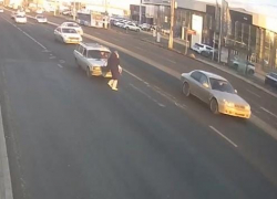 Отечественная легковушка на скорости сбила волгоградку на пешеходном переходе