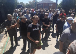 Сотни волгоградцев пришли на похороны легендарного тренера по боксу Александра Черноиванова