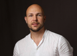 Изуродовавший Волгоград остановками-«баклажками» депутат похвастался учебой за 9 миллионов рублей