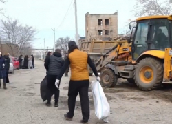 Два КАМАЗа с мусором выгребли из собачьего приюта волгоградцы - видео