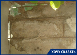 Волгоградцы рискуют оказаться под завалами аварийного балкона, УК «МУК» игнорирует просьбы сделать ремонт