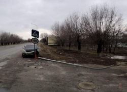Крымчанин за рулем Opel врезался в столб и дорожный знак в Волгоградской области: травмы получила пассажирка