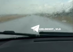 Гигантская туча заливает волгоградскую трассу — видео 