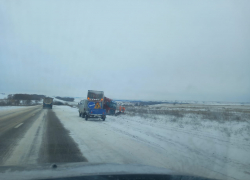 Фуры вылетают с трасс в Волгоградской области: дороги не чистят от снегопада 