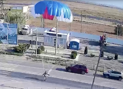 Парашютист приземлился на дорогу под Волгоградом 