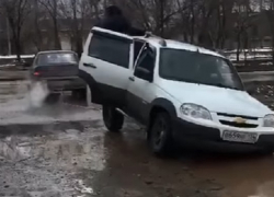  Очевидцы засняли на видео, как в Волгограде в яме застрял Chevrolet Niva