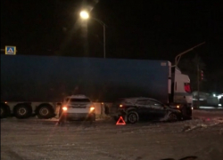 Впечатались в фуру: массовое ДТП в Волгограде попало на видео