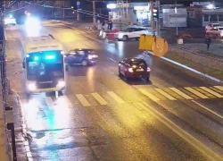 Звонкая встреча «Лифан» и «Тойоты» с тремя пострадавшими попала на видео на севере Волгограда