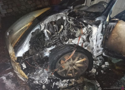 Под Волгоградом по видео ищут поджигателя иномарки 